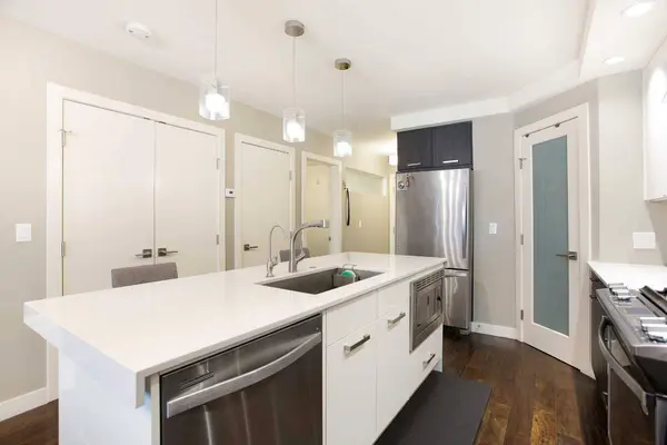 1029 15 AVE SW #202, Calgary, AB T2R 0S5