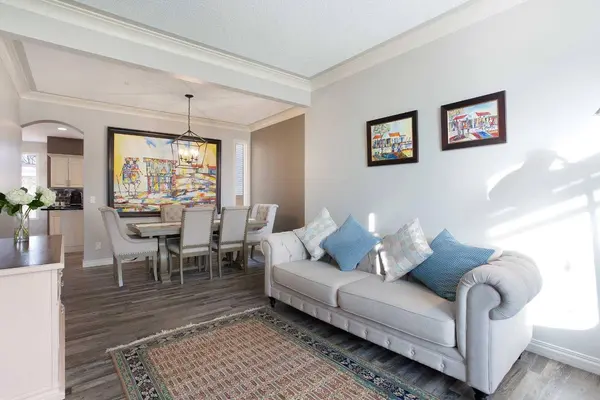 90 Discovery Ridge RD SW, Calgary, AB T3H 4R4