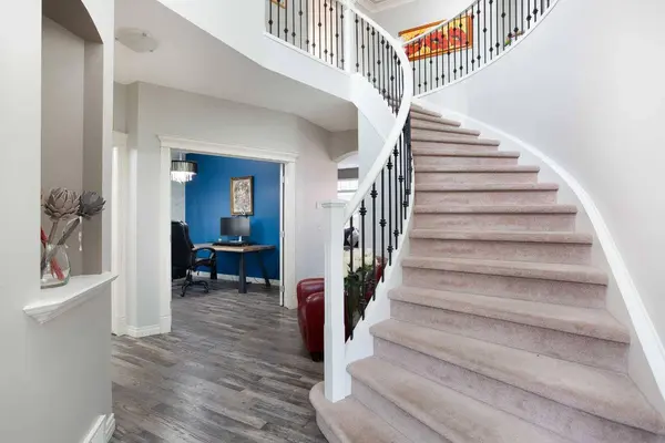 90 Discovery Ridge RD SW, Calgary, AB T3H 4R4