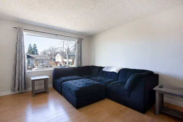 23 Queen Isabella Close SE, Calgary, AB T2J 3R2