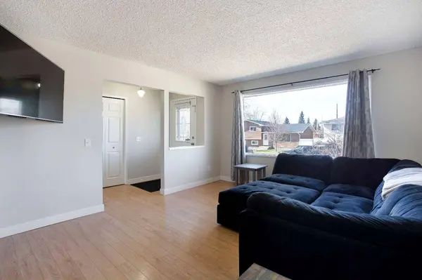 23 Queen Isabella Close SE, Calgary, AB T2J 3R2