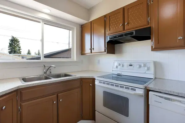 23 Queen Isabella Close SE, Calgary, AB T2J 3R2