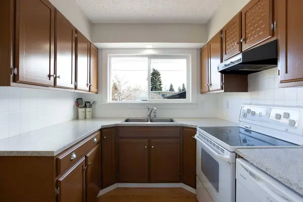 23 Queen Isabella Close SE, Calgary, AB T2J 3R2