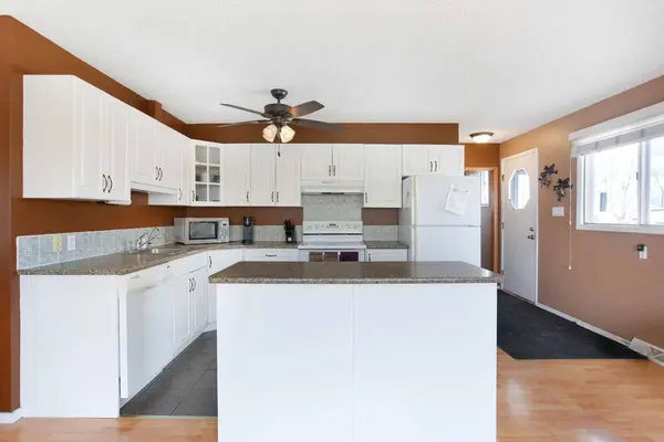 3002 10 ST, Didsbury, AB T3R 0T2