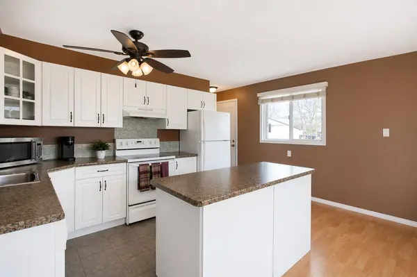 3002 10 ST, Didsbury, AB T3R 0T2