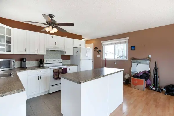 3002 10 ST, Didsbury, AB T3R 0T2