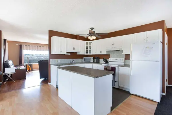 3002 10 ST, Didsbury, AB T3R 0T2