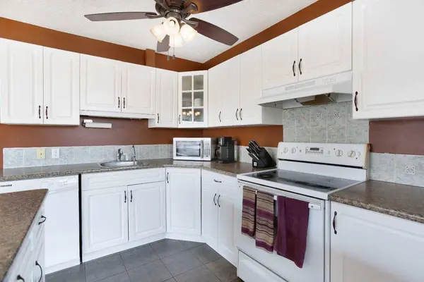 3002 10 ST, Didsbury, AB T3R 0T2