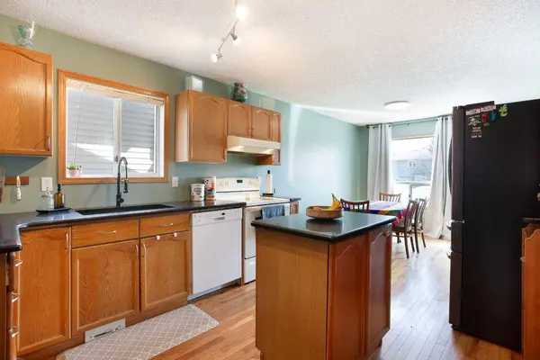 1771 Meadowbrook DR SE, Airdrie, AB T4A 2A4