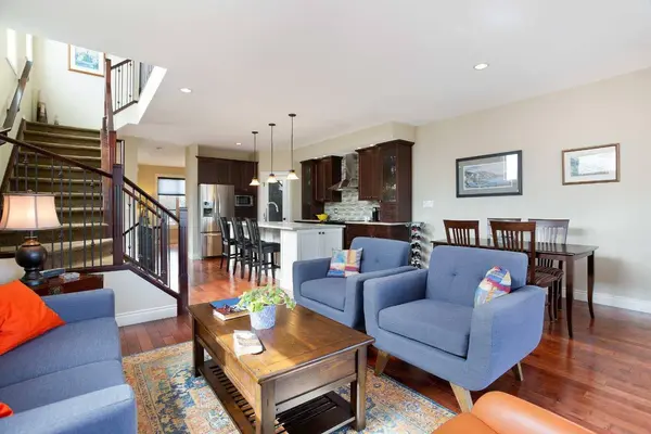 136 43 AVE NW, Calgary, AB T2K 0H6