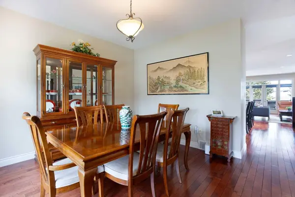 136 43 AVE NW, Calgary, AB T2K 0H6