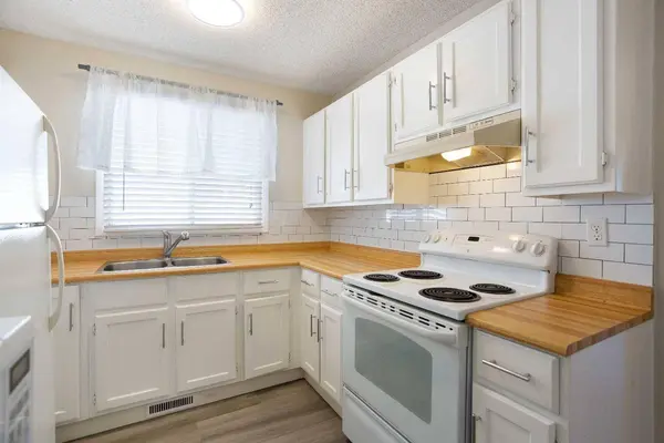 1144 Berkley DR NW, Calgary, AB T3K 1E4