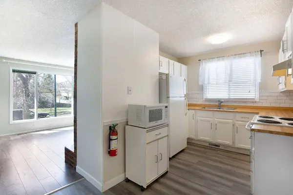1144 Berkley DR NW, Calgary, AB T3K 1E4