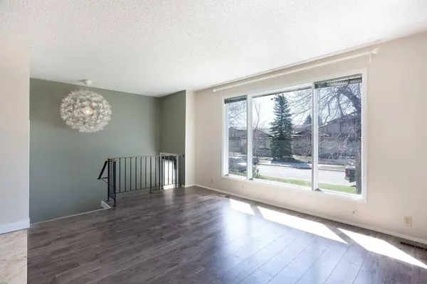 1144 Berkley DR NW, Calgary, AB T3K 1E4