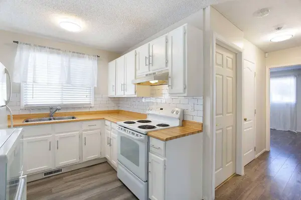1144 Berkley DR NW, Calgary, AB T3K 1E4