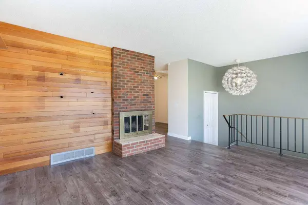 1144 Berkley DR NW, Calgary, AB T3K 1E4