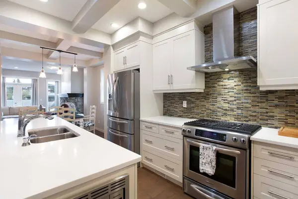 4827 22 AVE NW, Calgary, AB T3B 0Y4