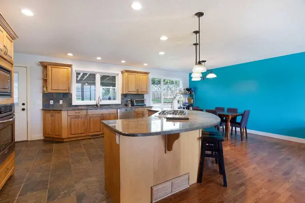 227 Cantrell PL SW, Calgary, AB T2W 1X3