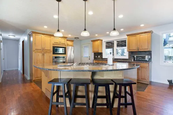 227 Cantrell PL SW, Calgary, AB T2W 1X3