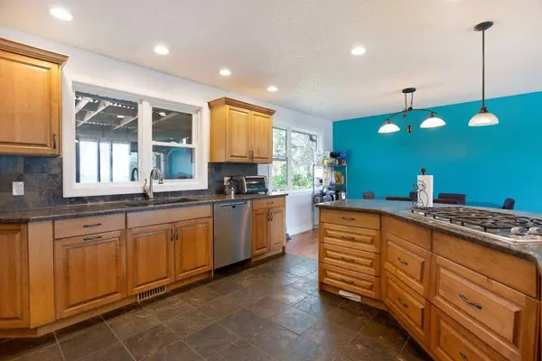 227 Cantrell PL SW, Calgary, AB T2W 1X3