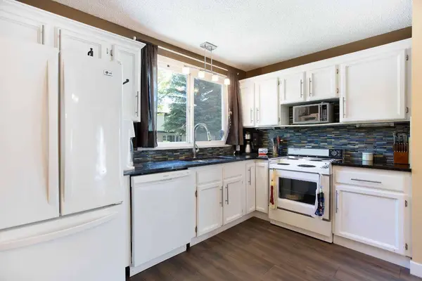 630 Sabrina RD SW #81, Calgary, AB T2W 2N7