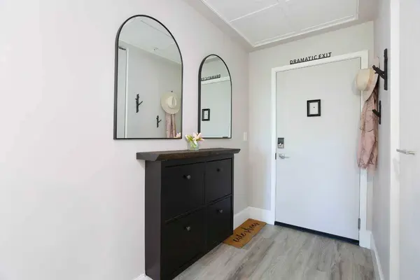 205 Riverfront AVE SW #201, Calgary, AB T2P 5K4