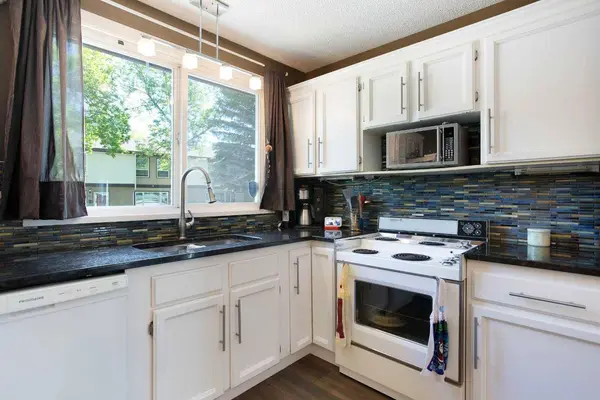 630 Sabrina RD SW #81, Calgary, AB T2W 2N7