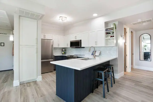 205 Riverfront AVE SW #201, Calgary, AB T2P 5K4