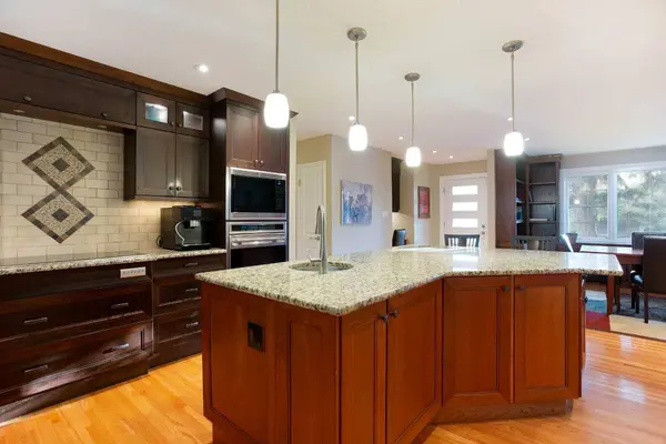 5028 Vanstone CRES NW, Calgary, AB T3A 0V9