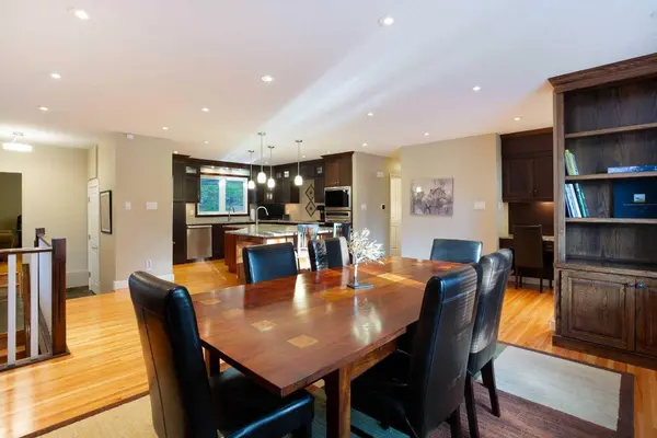 5028 Vanstone CRES NW, Calgary, AB T3A 0V9