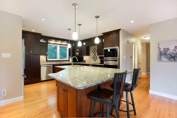 5028 Vanstone CRES NW, Calgary, AB T3A 0V9