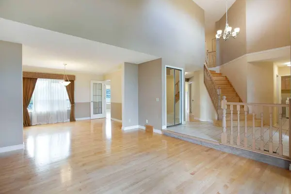 561 Woodbine BLVD SW, Calgary, AB T2W 4P5