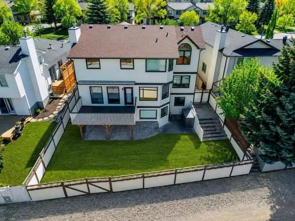 561 Woodbine BLVD SW, Calgary, AB T2W 4P5