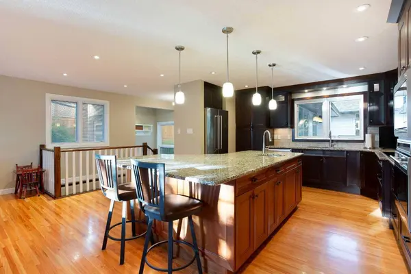 5028 Vanstone CRES NW, Calgary, AB T3A 0V9
