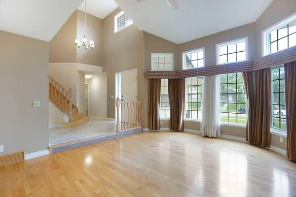 561 Woodbine BLVD SW, Calgary, AB T2W 4P5