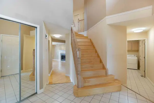 561 Woodbine BLVD SW, Calgary, AB T2W 4P5
