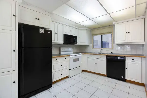 336 Rundlehill DR NE #44, Calgary, AB T1Y 2Y2