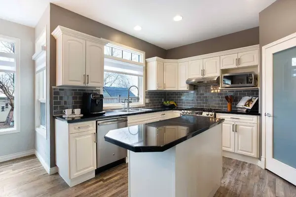 90 Discovery Ridge RD SW, Calgary, AB T3H 4R4