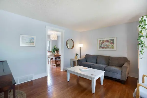 56 S Deersaxon CIR SE, Calgary, AB T2J 6R5