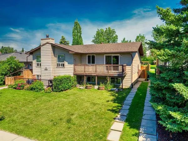 3627 S Cedarille DR SW, Calgary, AB T2W 3J5