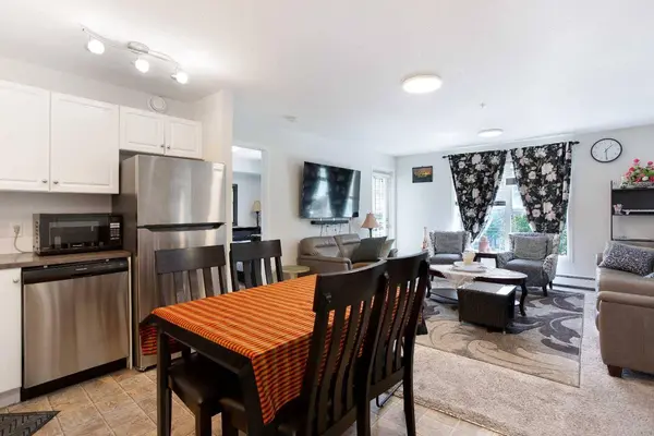 2000 Applevillage CT SE #210, Calgary, AB T2A 7Z4