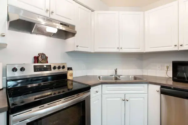 2000 Applevillage CT SE #210, Calgary, AB T2A 7Z4