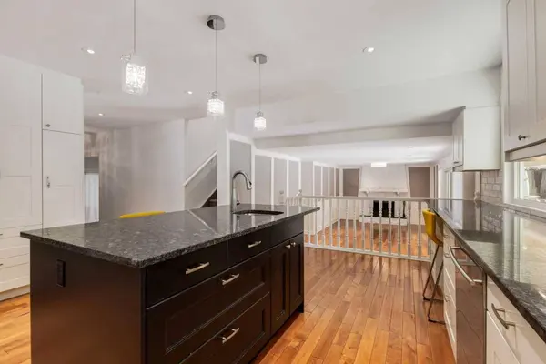 416 Oakhill PL SW, Calgary, AB T2V 3X6
