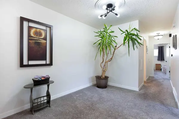 3224 W 14 ST NW, Calgary, AB T2K 1H8