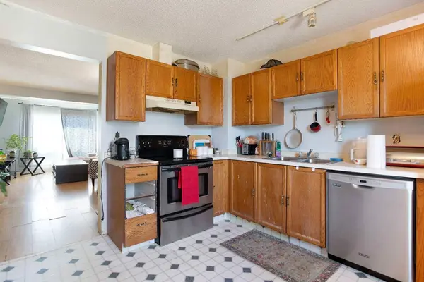 28 Martinview RD NE, Calgary, AB T3J 2X8
