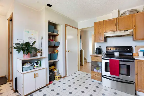 28 Martinview RD NE, Calgary, AB T3J 2X8
