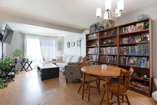 28 Martinview RD NE, Calgary, AB T3J 2X8