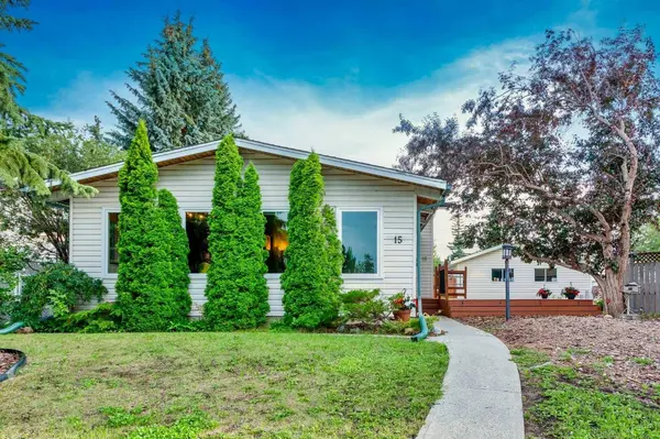 15 Southdale Bay SW, Calgary, AB T2W 1W1