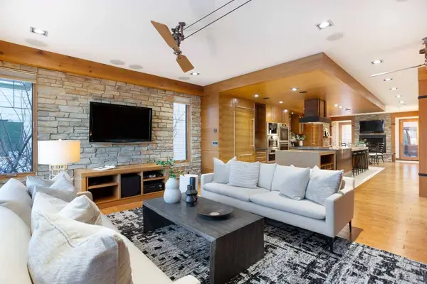 738 Crescent RD NW, Calgary, AB T2M 4A7