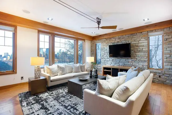 738 Crescent RD NW, Calgary, AB T2M 4A7